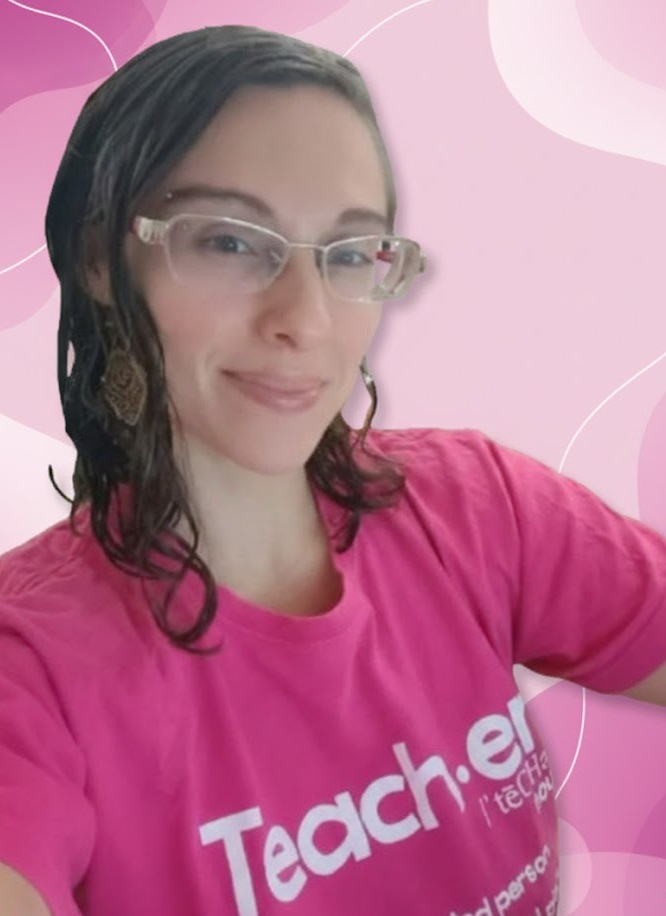 Professora Elis sorrindo em seu espaço de estudo